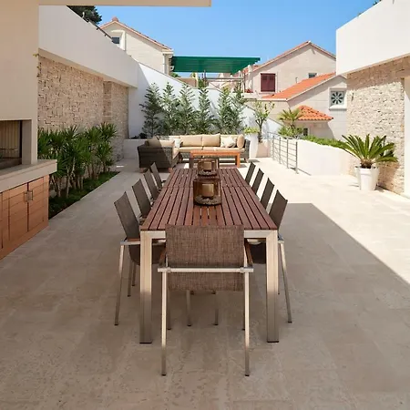 The White House, Brac Vila