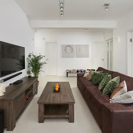 The White House, Brac * Pucisca