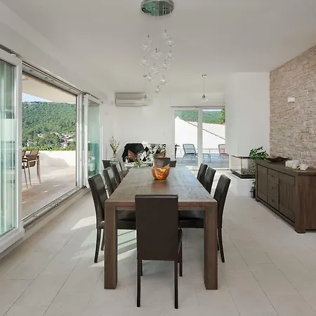 The White House, Brac