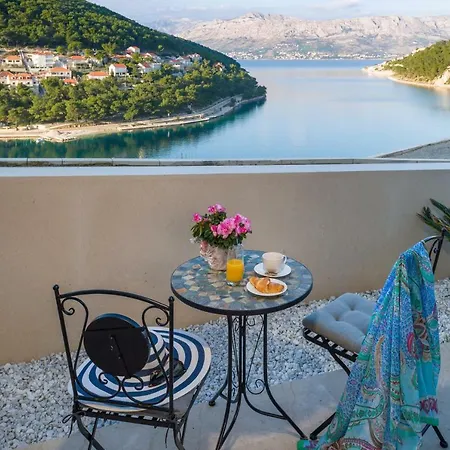 The White House, Brac Villa *