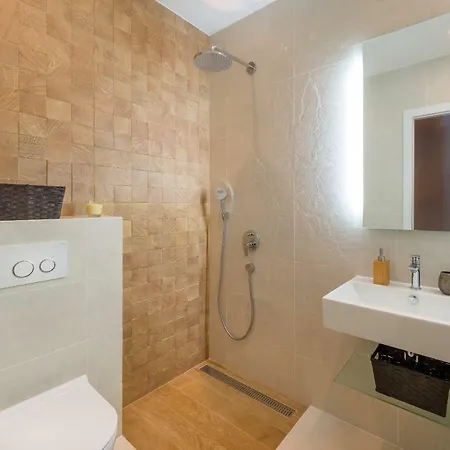 Vila The White House, Brac Pucisca