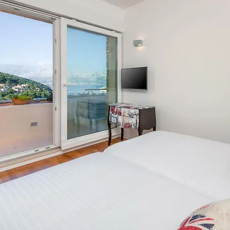 The White House, Brac Vila *