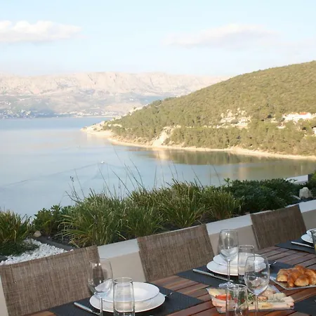 Vila The White House, Brac