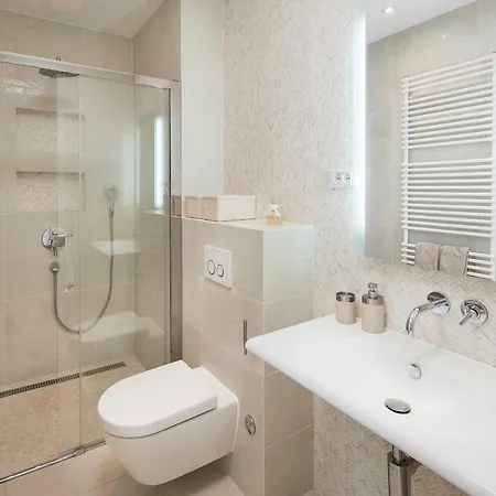 The White House, Brac Vila