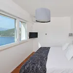 The White House, Brac