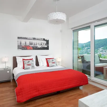 The White House, Brac * Pucisca