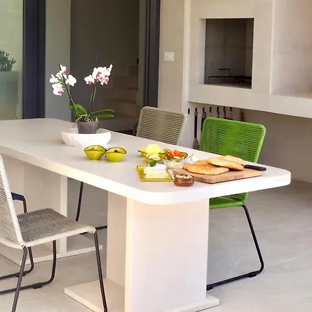 The White House, Brac Villa *