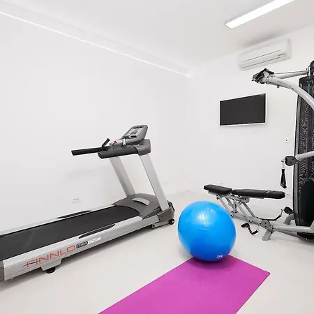 The White House, Brac * Pucisca